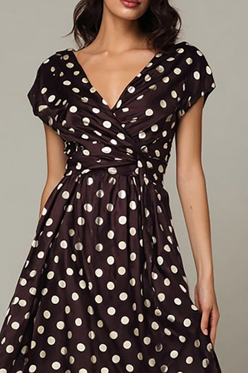 Robe à pois en satin à col en V marron foncé